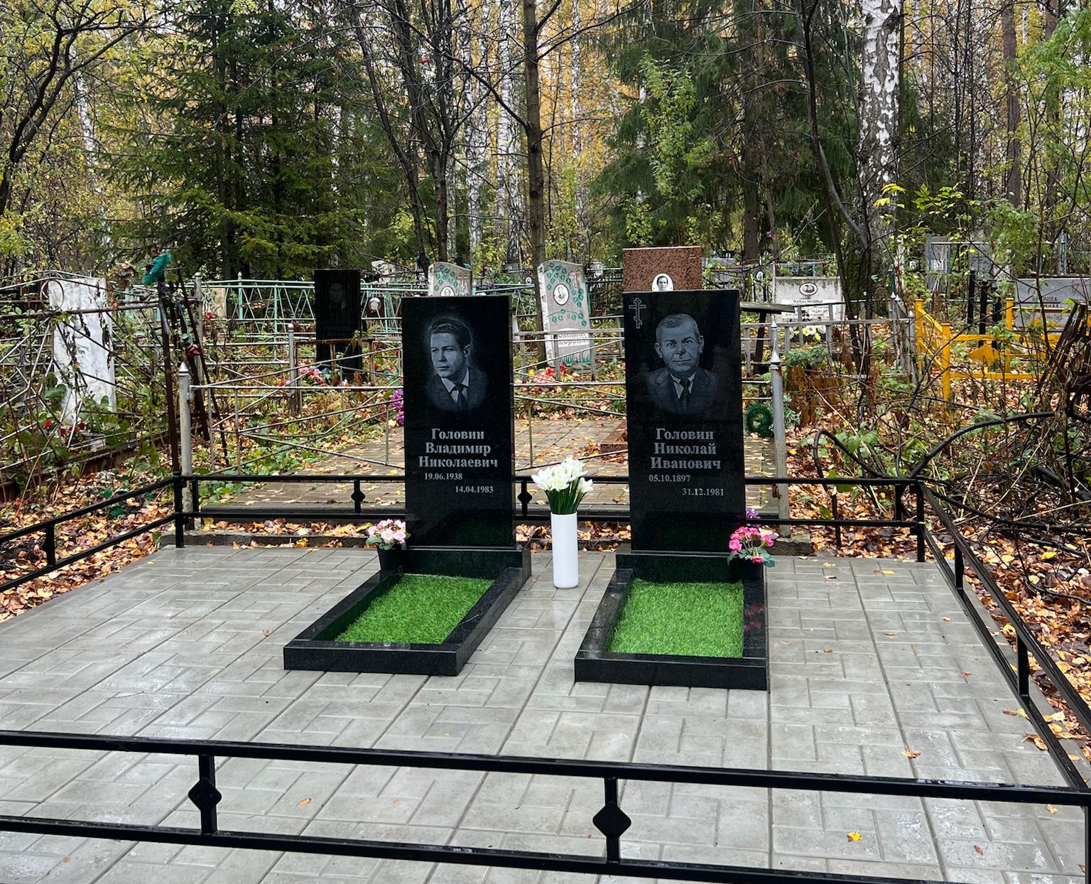 два памятника из карельского гранита габбро диабаз м нанесением гравировки, цветник оформлен искусственным газоном установлены памятники на площадку облицованой тротуарной плиткой 30*30, огорожено захоронение оградкой из металлического профиля.