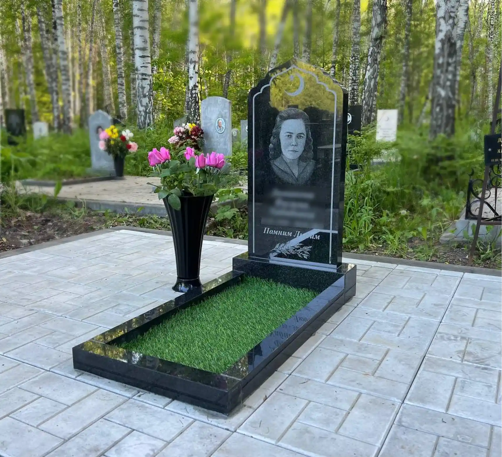 памятник сложной формы, благоустройство, площадка из тротуарной плитки